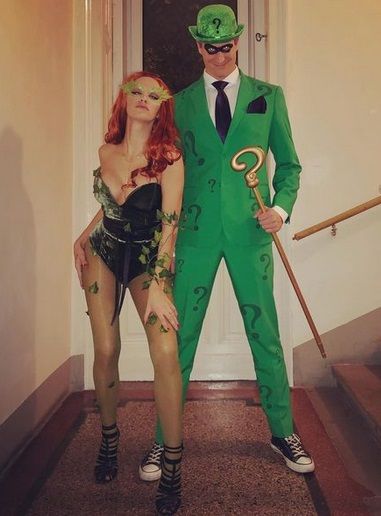 Poison Ivy and The Riddler Costume (Batman Forever) | Looking for iconic couples costume Halloween ideas for 2020? Find the best couples Halloween costume ideas, perfect for matching with your boyfriend. Find hot couples costume ideas, cool Disney characters costumes and the best DIY, funny, and scary couples Halloween costume inspiration. #CouplesCostumeHalloween #couplescostume #halloweencouples #halloween Halloween Costume Couple, Halloween Costumes Women Creative, Couples Costumes Creative, Unique Couple Halloween Costumes, Best Couples Costumes, Halloween Decor Diy, Halloween Coustumes, Couples Halloween Outfits, Holloween Costume