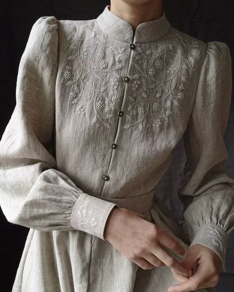 Linen Dress Embroidery Ideas, Linen Dress Embroidery, Celana Jogger Wanita, Embroidered Linen Dress, Retro Mode, 자수 디자인, Vintage Embroidery, Fashion Design Clothes, Historical Fashion