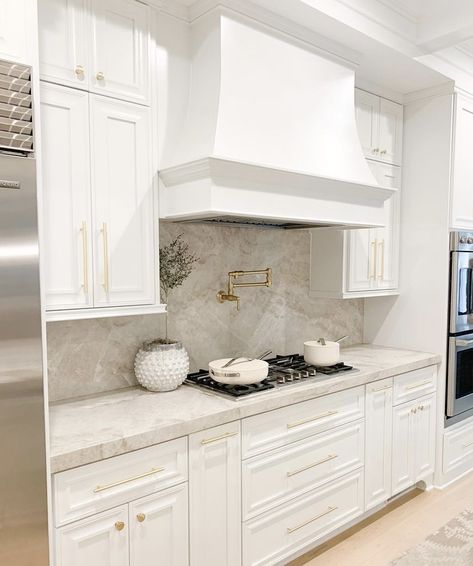 Quartz Backsplash, Dream Kitchens Design, Stone Backsplash, White Kitchen Design, Gold Kitchen, Kitchen Farmhouse, Kitchen Inspiration Design, Studio Mcgee, Kitchen Redo