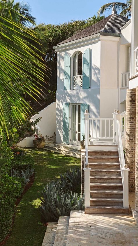 Harbour Island Bahamas Houses, Bahamas Interior Design, Island Home Exterior, Bahamas Beach House, Penelope Clearwater, Tropical Cabin, Bahamas Aesthetic, Caribbean Architecture, Bahamas House