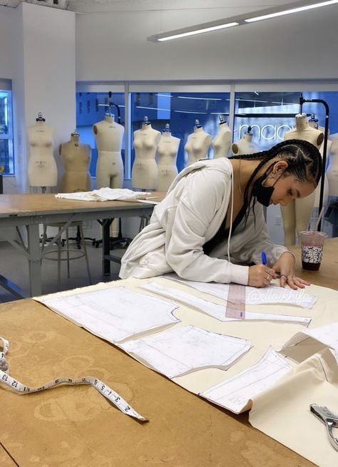 Fashion Designer Aesthic, Fashion Designer Student Aesthetic, Fashion Designer Astethic, Fashion Design Lifestyle, Fashion Designer School, Fashion Design School Aesthetic, Fashion Design Major, New York Fashion Student Aesthetic, Fashion Design Student Aesthetic