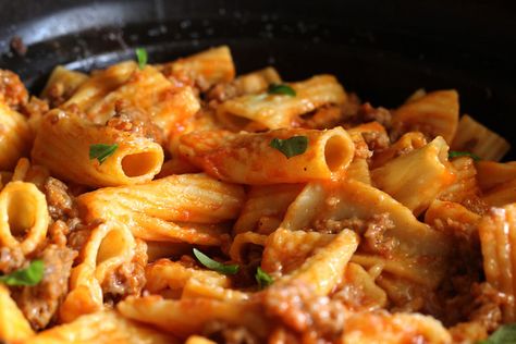 Crockpot Rigatoni, Cook For One, Sausage Slow Cooker, Crockpot Sausage, Ground Sausage Recipes, Sausage Rigatoni, Sausage Crockpot, Rigatoni Recipes, Slow Cooker Pasta