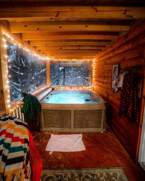 Huck on Instagram: “Jets on, stress gone.” Whirlpool Deck, Cabin Porches, Indoor Hot Tub, Cabin Hot Tub, Hot Tub Room, Hot Tub Deck, Hot Tub Backyard, Tub Ideas, Cabin Living