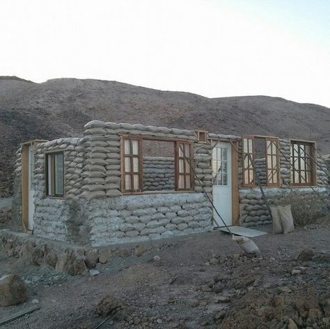 Earthbag House, Casa Hobbit, Mountain Home Exterior, Earth Bag Homes, Earth Bag, Alternative Living, Earthship Home, Adobe House, Cob House