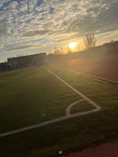 #football#love#ball#morning#run#sunset Good Morning Football, Football Ground, Morning Run, Football Love, Morning Running, Soccer Pictures, Soccer, Football, Gym