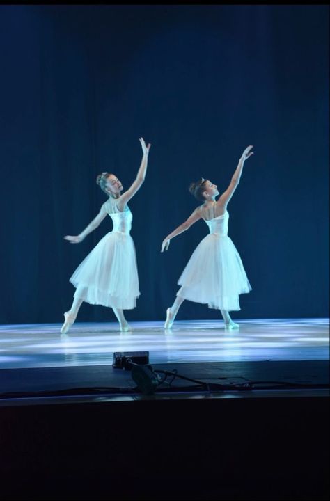 Ballet Performance Aesthetic, Ballet Duo, Ballet Girl Aesthetic, Ballet Core Aesthetic, Ballet Princess, Dancer Lifestyle, Ballet Pictures, Dance Aesthetic, Ballet Aesthetic