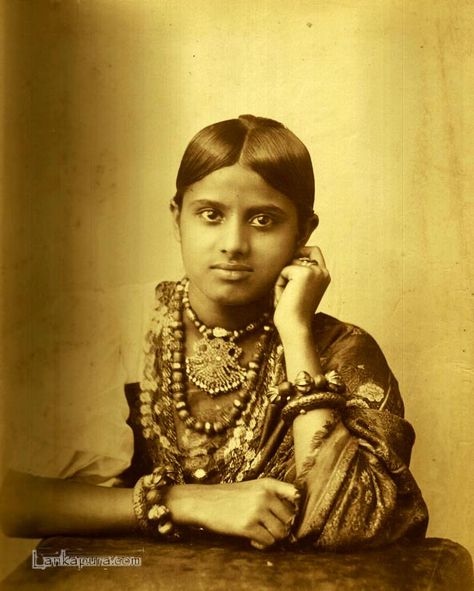 Kandyan Woman, Ceylon c.1870 Peacock Jewelry, Vintage India, Kandy, Fairy Princesses, Unique Image, Antique Photos, Vintage Photography, Sri Lanka, Mona Lisa