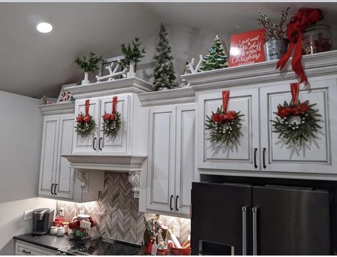 Above Cabinet Decor Kitchen Christmas, Cozy Christmas Kitchen, Christmas Kitchen Ideas, Christmas Sleigh Decorations, Christmas Kitchen Decor Ideas, Christmas Coffee Table Decor, Family Compound, Christmas Bathroom Decor, Kitchen Christmas