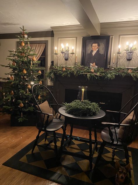 Early American Christmas Decorating, Primitive Living Room Ideas, Shire House, Primitive Colonial Kitchen, Colonial Williamsburg Decor, Early American Decorating, Haunted Farmhouse, Tavern Room, Colonial Primitive Decor