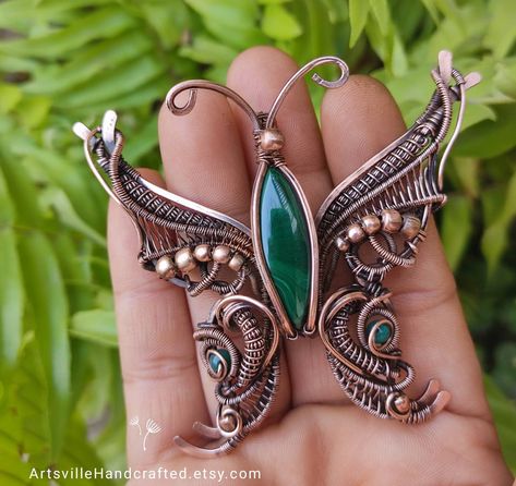 Wire Ideas, Wire Wrapped Stone Jewelry, Necklace Butterfly, Wire Wrapped Jewelry Tutorials, Art Butterfly, Doll Diy, Wrap Ideas, Fairy Jewelry, Wire Wrapping Crystals