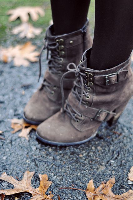 Cute winter boots / Seychelles How To Have Style, Fall Booties, Estilo Hippie, Bohol, Buckle Boots, Modern Women, If The Shoe Fits, Crazy Shoes, Flat Boots