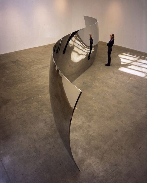 Curved Steel Walls Reflect an Upside Down World Curved Mirror, Anish Kapoor, Richard Serra, Olafur Eliasson, Steel Sculpture, Arte Inspo, Sculpture Installation, Modern Sculpture, Steel Wall