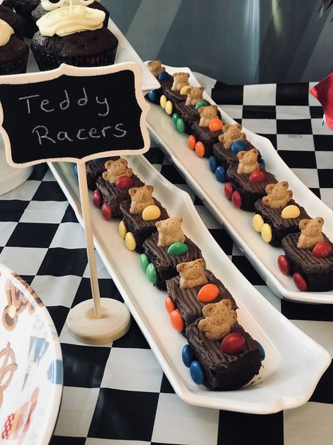 Race Car Dessert Ideas, Traffic Light Brownies, Cars Themed Desserts, Car Shaped Food, Disney Cars Desserts, Car Themed Desserts, Car Theme Dessert, Car Dessert Table, Car Treats