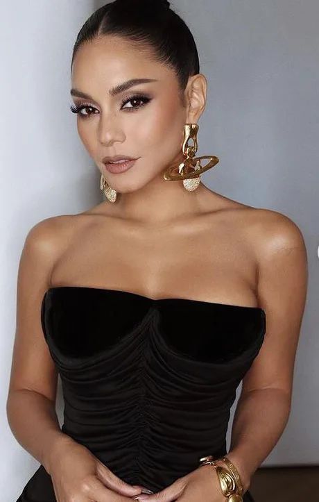 Eiza gonzalez - 9GAG Vanessa Hudgens Makeup, Estilo Vanessa Hudgens, Vanessa Hudgens Style, Black Velvet Dress, Vanessa Hudgens, Tony Awards, Girls Makeup, Evening Party, Celebrity Photos