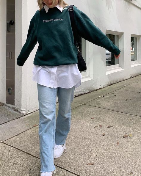 White Button Up With Jeans, Sweatshirt Outfit Hijab, Baggy Sweatshirt Outfit, Button Up With Jeans, Green Sweatshirt Outfit, Green Jeans Outfit, Casual Sporty Outfits, Sweatshirt Aesthetic, Muslim Outfits Casual