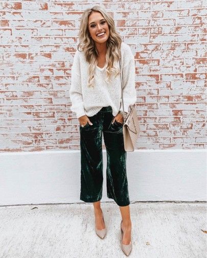 Green Velvet Pants Outfits, Velvet Pants Outfit Winter, Velour Pants Outfit, Velvet Pants Outfit, Causal Summer Outfits, Green Velvet Pants, Cropped Pants Outfit, Winter Outfits 2019, Winter Outfits 2020