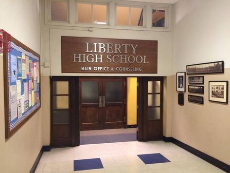 Liberty High School 13 Reasons Why, Midtown High School Aesthetic, Nyc High School, High Schools In America, Rich High School Building, Life Script, Life In Usa, School Core, Dr Ideas