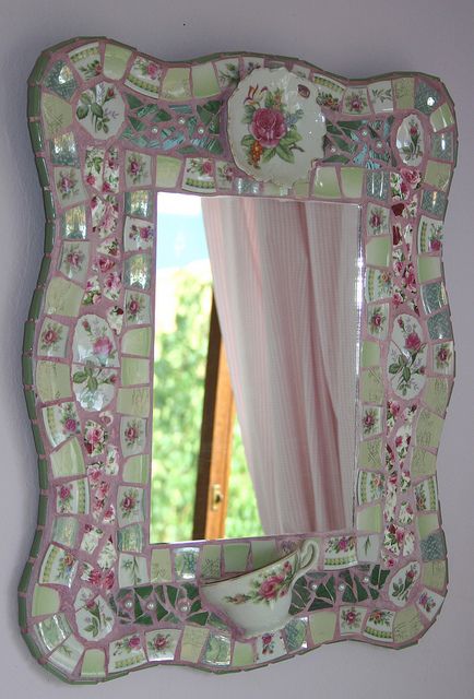 pique assiette mirror | Flickr - Photo Sharing! Flower Mirror, Roman Style, Mosaic Mirror, Mirror Mosaic, Dream Room Inspiration, Dream Apartment, Dream House Interior, Cute Room Decor, Dream Decor