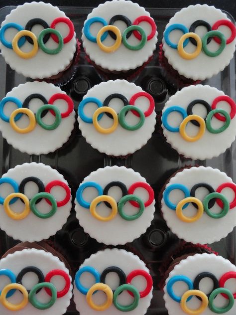 Olympic Desserts, Ring Cupcakes, Olympic Food, Cupcakes Simple, Olympic Ring, Olympic Theme Party, Cake Backdrops, Olympic Theme, Hockey Birthday