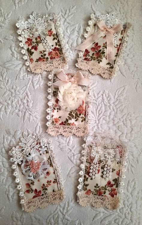 Shabby Chic Embellishments, Handmade Journals Diy, Lace Crafts, Scrap Fabric Crafts, Embellishment Diy, Diy Journal Books, Art Journal Cover, Fabric Brooch, Memory Crafts