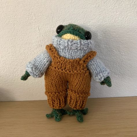 Frog Overall Pattern Knit Frog Pattern Free, Frog Overalls, Knitted Frog, Winter Wonderland Card, Claire Garland, Overall Pattern, Frog Doll, Easy Crochet Animals, Handmade Plushies