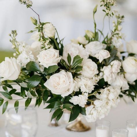 Elegant White Centerpiece Recipe White Wedding Table Decor, White Flower Centerpieces, Tropical Centerpieces, White Floral Centerpieces, Elegant Wedding Centerpiece, Beach Wedding Centerpieces, Greenery Centerpiece, Tall Wedding Centerpieces, Low Centerpieces