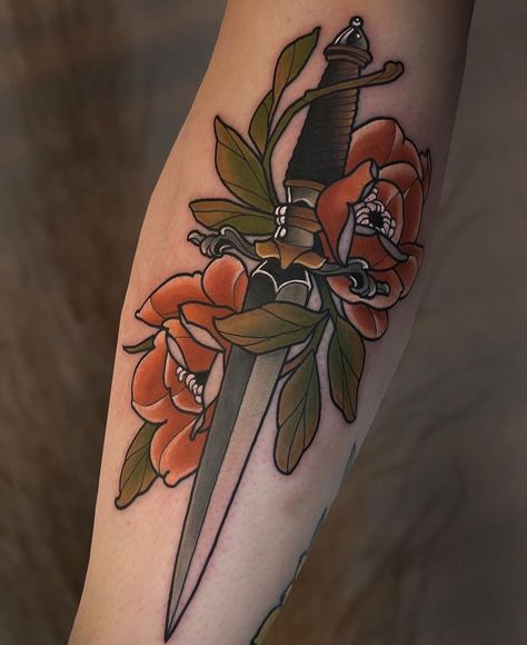 Neotraditional Roses Tattoo, Neo Traditional Knife Tattoo, Neo Traditional Arrow Tattoo, Thigh Knife Tattoo, Feminine Neotraditional Tattoo, Girly Dagger Tattoo, Fantasy Dagger Tattoo, Forearm Dagger Tattoo, Dagger And Flower Tattoo