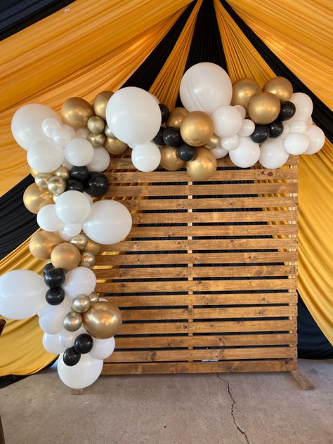 Graduation Decor Outdoor, Yellow Black And White Balloon Garland, Balloon Arch Pallet Wall, Matric Backdrop Ideas, Graduation And Birthday Party Ideas, Balloon Garland Graduation Party, Balloon Arches For Graduation, Grad Balloon Garland, Pallet Backdrop With Balloons