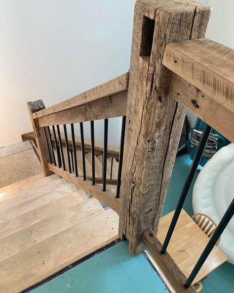 In addition to getting a different look, using reclaimed wood can also reduce your expenses. Likewise, if you apply it to the stair handrail, of course you will be more efficient and also get a more artistic appearance. Because the reclaimed wood used does not have the same shape as one another so it looks more natural. Reclaimed Stair Handrail On Budget from @baldeaglebarnwood Stair Railings Farmhouse, Farmhouse Staircase, Diy Stair Railing, Rustic Staircase, Rustic Stairs, Reclaimed Wood Beams, Wood Railing, Stair Railing Design, Wood Staircase