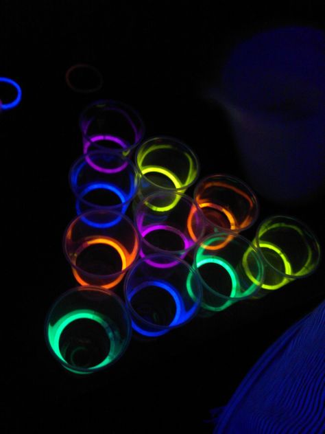 put glow stick in beer pong cups and play with black lights! sooo fun Kids Glow Party, Cup Pong, Beer Pong Cups, Euphoria Theme, Neon Lights Party, 18th Ideas, Glow Games, Glow Crafts, Beer Bong