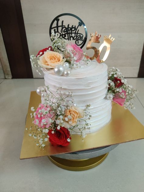 It's a yummy 😋 rasmalai and chocolate cake 🍫🎂 with real flower decor. Real Flower Cake Design, Real Flower Cake Decorating, Birthday Cake With Real Flowers, Flowers Cake Design, Cake With Real Flowers, Home Made Cake, Flower Cake Design, Decor Cake, Decoration Cake