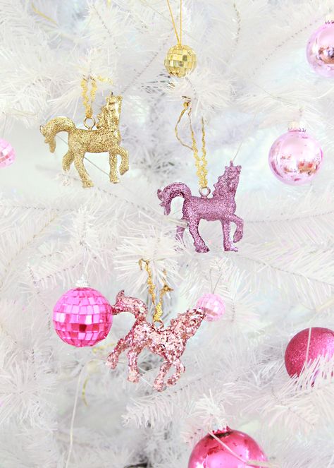 Online Advent Calendar, Unicorn Christmas Ornament, Unicorn Christmas, Unicorn Ornaments, Diy Christmas Ornament, Unicorn And Glitter, Unicorn Crafts, Glitter Ornaments, Glitter Diy