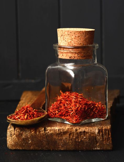 Saffron Health Benefits, Saffron Tea, Spanish Saffron, Saffron Benefits, Spices Photography, Saffron Recipes, Food Photography Dessert, Saffron Spice, Saffron Flower