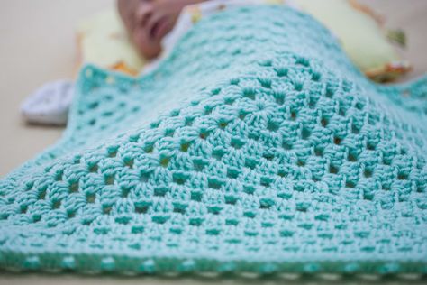 How to Crochet a Granny Square Baby Blanket for Beginners Mile A Minute Crochet, Crochet A Granny Square, Small Baby Blankets, Granny Square Baby Blanket, Granny Square Häkelanleitung, Sunburst Granny Square, Crochet Beginners, Crochet 101, Hand Knit Blanket