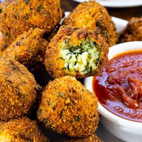 Spinach Cheese Balls have a creamy cheese filling with Italian seasoning. They fry up ultra crispy and taste great dipped in pizza sauce. Spinach Cheese Bites, Spinach Cheese Balls, Boat Appetizers, Pot Luck Appetizers, Cheese Balls Recipe, Fried Spinach, Spinach Balls, Cream Cheese Ball, Veggie Dinners