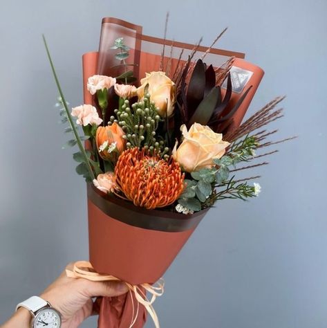 Man Bouquet, Flower Shop Decor, Flower Boquet, Flowers For Men, Tulips Arrangement, Flower Bouquet Diy, Flower Bar, Flower Bucket, Bouquet Wrap