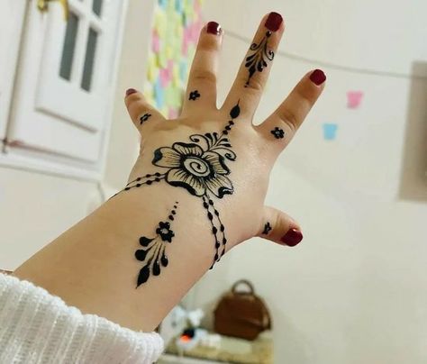 Child Mehndi Design, Kids Mehndi Designs, Baby Mehndi Design, Eid Pics, Henna Tattoo Designs Hand, Basic Mehndi, Henna Art Designs, Simple Henna Tattoo, Latest Henna Designs