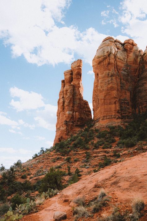 Hike Cathedral Rock Trail In Sedona During Sunset To Kick Off This Epic Outdoor Season - The Mandagies Hiking Trail Aesthetic, Terrarium Drawing, Sedona Photography, Hiking Desert, Wanderlust Aesthetic, Desert Photos, Desert Rocks, Cactus Sunset, Hike Trail