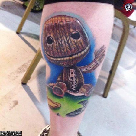 sackboy! little big planet :) Sackboy Tattoo, Little Big Planet Tattoo, Golden Dragon Tattoo, Video Game Tattoos, Little Big Planet, Gamer Tattoos, Planet Tattoos, Sweet Tattoos, Gaming Tattoo