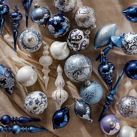 40 Stunning Ways to Decorate a Christmas Tree Blue And White Christmas Tree, White Christmas Tree Decor, Blue And White Christmas, Gold Christmas Tree Decorations, Chinoiserie Christmas, Navy Christmas, Blue Christmas Decor, Silver Christmas Decorations, Hanukkah Decorations