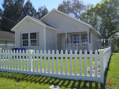 White Fence Front Yard, White Picket Fence Front Yard, Unique Fence Ideas, Bamboo Garden Fences, Picket Fencing, Vinyl Picket Fence, Wood Picket Fence, Vinyl Fence Panels, Picket Fence Panels