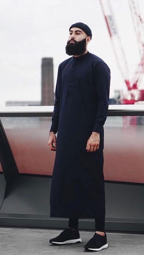 Jubbah Men, Hat Men Outfit, Aesthetic Guy Outfits, Muslim Men Clothing, Man Dress Design, Arab Men Fashion, Muslim Style, Muslim Outfits Casual, Muslim Men