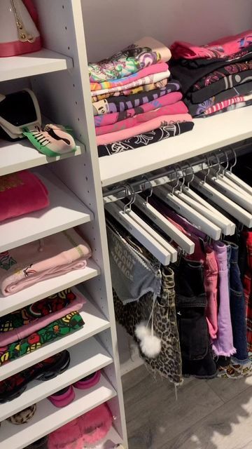 Y2k Wardrobe Closet, Y2k Closet Ideas, Y2k Walk In Closet, Y2k Closet Room, Wardrobe Inspo Closet, Cute Closet Ideas, 2000s Closet, 2000 Room, Room Closet Ideas