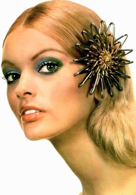 Paco Rabanne hair accessories (1971) How To Style Barrettes, 70s Hair Accessories, 1970 Makeup, 70s Make Up, 1970's Hair, 90’s Makeup, 1970s Hairstyles, 60s Jewelry, Patti Hansen