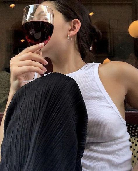 Camila Morrone, Monica Geller, A Glass Of Wine, Foto Ideas Instagram, Beach Reading, Glass Of Wine, Instagrammer, Jeans Boyfriend, Look Fashion