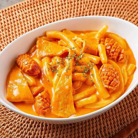 Rose Teokkboki, Rose Toppoki, Rose Tteokbokki Recipe, Dukbokki Recipe, Tteokbokki Recipe Easy, Rose Tteokbokki, Korean Rice Cakes, Dr Food, Noodle Food