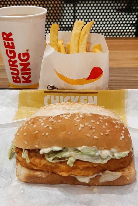 Chicken sandwich with fries and drink Chicken Sandwich And Fries, Burger King Chicken Sandwich, Sandwich With Fries, Mcdonalds Chicken, College Food, Breakfast Smoothie Recipes, College Meals, Gluten Free Recipes For Dinner, Food Therapy