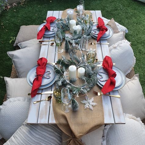 Christmas Picnic Table Decor, Outdoor Christmas Setup, Picnic Christmas Ideas, Christmas Picnic Ideas Table Settings, Christmas Picnic Ideas Outdoor, Christmas Picnic Photoshoot, Outdoor Christmas Dinner, Outdoor Christmas Table Settings, Christmas Picnic Ideas