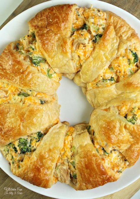 A Chicken And Broccoli Crescent Roll Ring with broccoli florets and cheddar cheese is the perfect weeknight dinner recipe. Chicken And Broccoli Crescent Ring, Cheesy Chicken Cresant Rolls, Chicken Broccoli Croissant Ring, Chicken And Broccoli Roll Ups, Broccoli Chicken Crescent Ring, Chicken And Broccoli Crescent Roll Recipes, Chicken Croissant Recipe Crescent Rolls, Broccoli Crescent Roll Recipes, Chicken Wreath Recipe Crescent Rolls