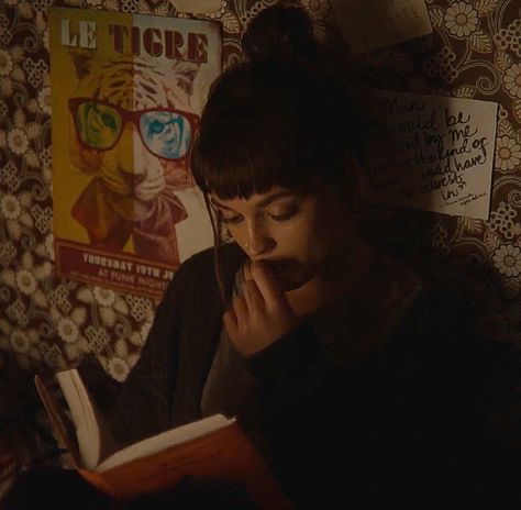 Reading Books Aesthetic Dark, Girls Reading Books Aesthetic, Studying Aesthetic Dark, Books Aesthetic Dark, Reading Books Aesthetic, Maeve Wiley, Girls Reading, Studying Aesthetic, Books Aesthetic